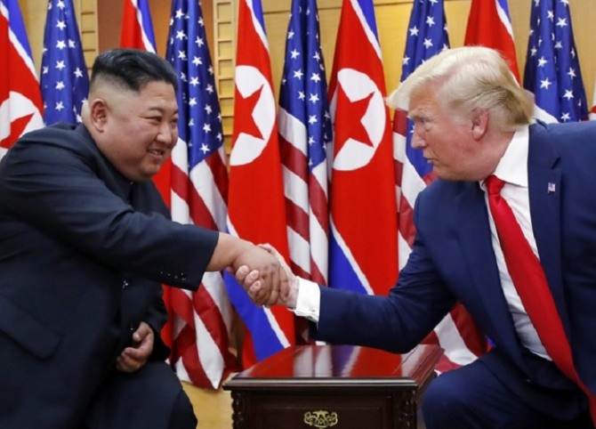 도널드 트럼프 미국 대통령과 김정은 북한 국무위원장이 30일 판문점 자유의 집에서 북-미 정상회담을 하기 전 악수하고 있다. 사진=뉴시스