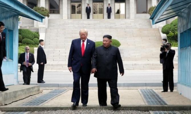 트럼프 대통령(왼쪽)과 김정은 위원장(오른쪽)이 북측 지역으로 넘어갔다가 회담을 위해 다시 남측으로 내려오고 있다.