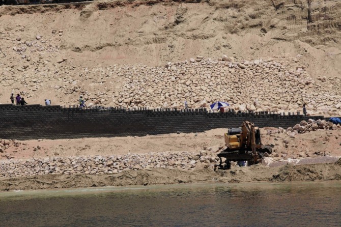 콜탄(Coltan)이란?  콩고의 광물 핸드폰 소재 일종의 희토류   아프리카 콩고 내전 불씨,  경기창조고등학교 골든벨 눈물 