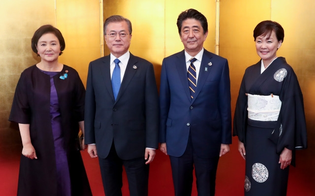 문재인 대통령과 김정숙 여사가 지난 28일 오후 오사카 영빈관에서 열린 G20 정상 만찬에서 일본 아베 총리 내외와 기념촬영하고 있다. 왼쪽부터 김정숙 여사, 문 대통령, 아베 총리, 아키에 여사./연합뉴스