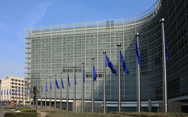 사진은 브뤼셀 EU위원회 본부 앞의 유럽연합 깃발.
