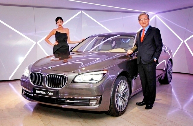 2012년 선보인 5세대 7시리즈 출시 행사에서 BMW 김효준(오른쪽) 회장(당시 사장)이 기념사진을 찍고 있다. 사진=정수남 기자