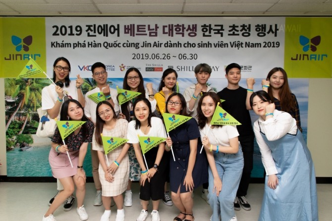 베트남 대학생 초청 한국 탐방 행사에 참여한 참가자들이 기념 사진을 촬영하고 있다. 사진=진에어