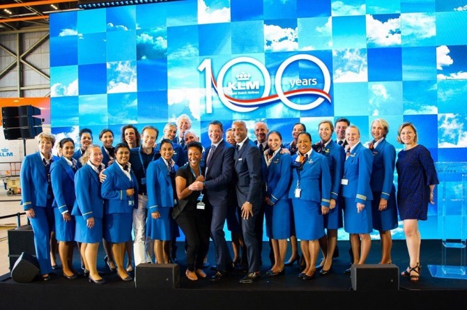 지난달 29일 열린 창립 100주년 기념행사에서 KLM네덜란드항공 관계자들이 기념사진을 찍고 있다. 사진=KLM네덜란드항공