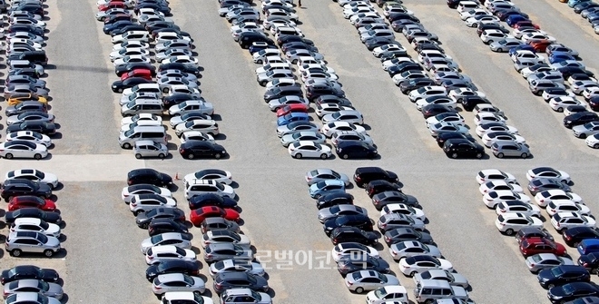 국산차의 내수 판매는 현대차와 쌍용차를 제외하고 모두 판매가 줄었다. 성남시 판교의 한 주자장.