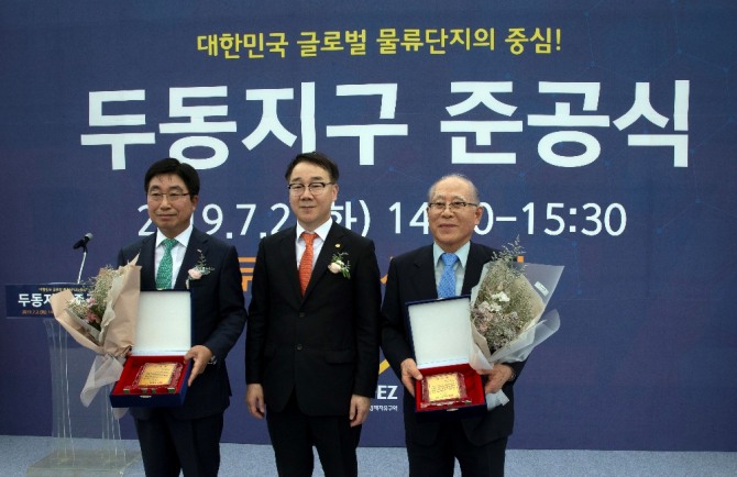 2일 경남 창원시 부산진해경제자유구역 두동 택지지구 준공식에서 황윤철(왼쪽부터) BNK경남은행 은행장, 하승철 부산진해경제자유구역청장, 이세중 부영그룹 회장직무대행이 기념사진을 찍고 있다. 사진=부영그룹