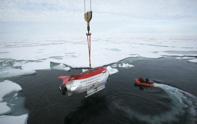사진은 북극해 탐사에 나서고 있는 러시아 잠수정의 모습.