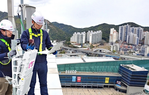 LG유플러스가 부산 벡스코와 통신 인프라·서비스 제공을 위한 본 계약을 체결했다. 사진은 LG유플러스 직원들이 벡스코에서 통신망을 점검하는 모습.(사진=LG유플러스)