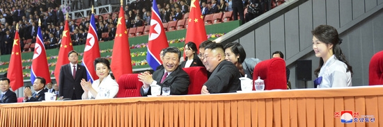 북한을 방문한 중국 시진핑 주석이 북한 김정은 국무위원장과 공연을 관람하고 있다. 사진=로이터/뉴스1