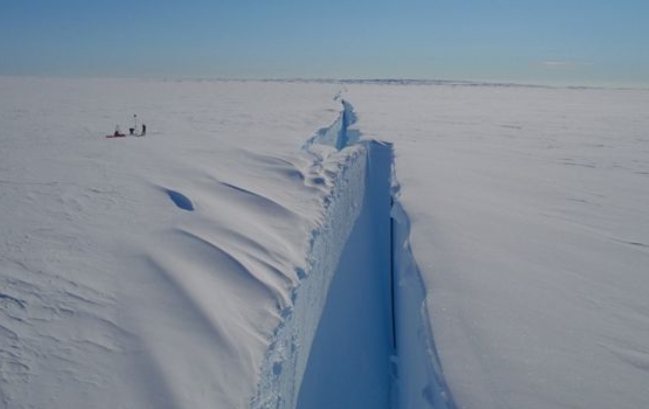 남극의 브룬트 빙붕에 생긴 거대한 균열의 모습.