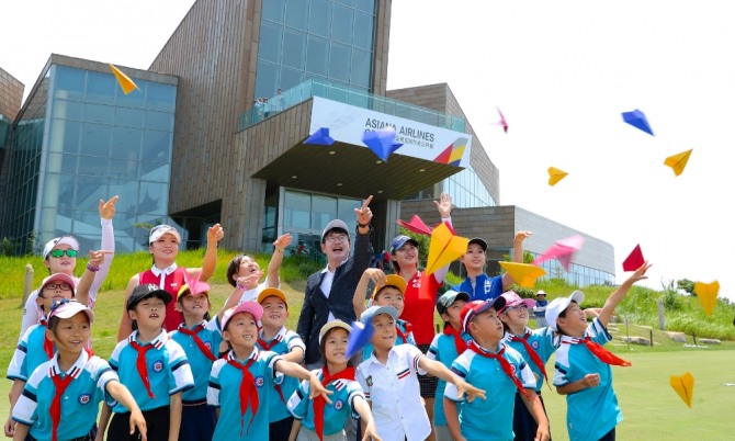 '아름다운 버디' 행사에 참여한 웨이하이 탑산소학교 학생들과 관계자들이 기념사진을 찍고 있다. 사진=아시아나항공