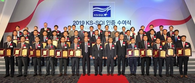 4일 서울 소공동 롯데호텔 서울에서 열린 한국표준협회 주최 '2019 한국서비스품질지수(KS-SQI) 인증 수여식'에 1위 기업 수상자들이 단체기념사진을 찍고 있다. 사진=한국표준협회