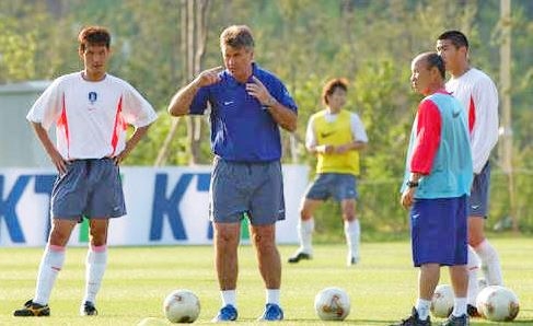 2002년 한일 월드컵 당시 히딩크 감독과 박항서 수석코치. 사진=연합뉴스