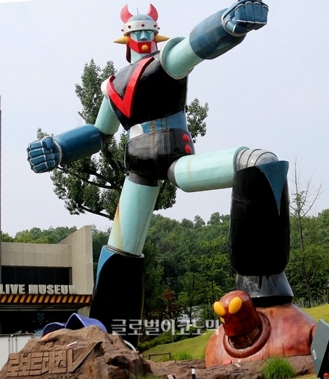 신형 티볼리를 타기 위해 서울 고덕동 브이센터로 들어서자 국내 첫 토종 로봇인 로보트태권V가 기자를 맞는다. 로보트태권V는 신형 티볼리가 소형이지만 강력한 성능을 지녔다는 것을 대변하고 있는 듯하다.