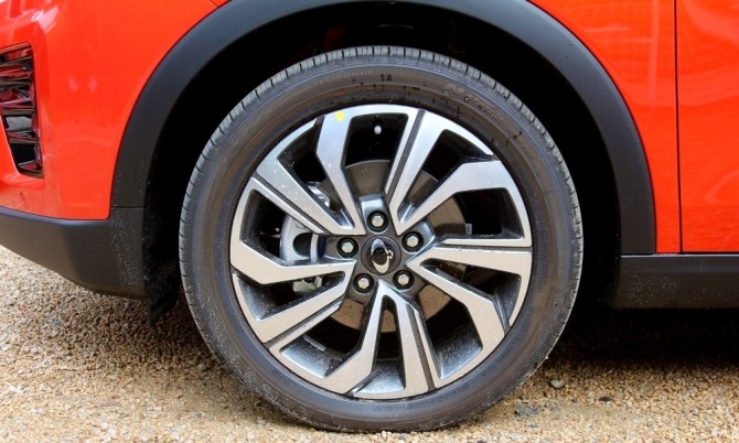 신형 티볼리 측면 디자인은 깔끔함을 유지하고 있으나 타이어 편평비가 기존 45%에서 50%로 변해 승차감이 크게 개선됐다.사진=정수남 기자