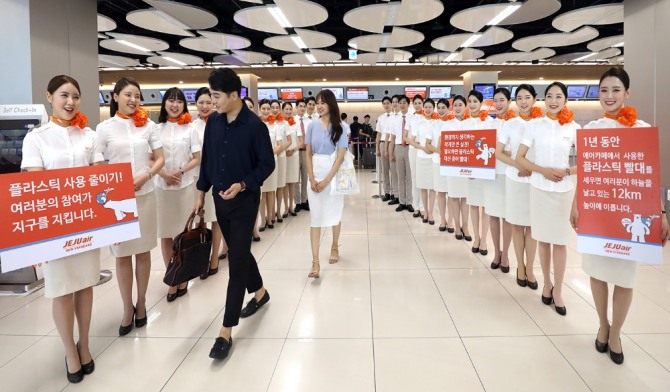 5일 오전 김포국제공항 국내선 2층 제주항공 카운터 앞에서 제주항공 신입승무원들이 이용객들을 대상으로 플라스틱 사용 줄이기 캠페인을 벌이고 있다. 사진=제주항공