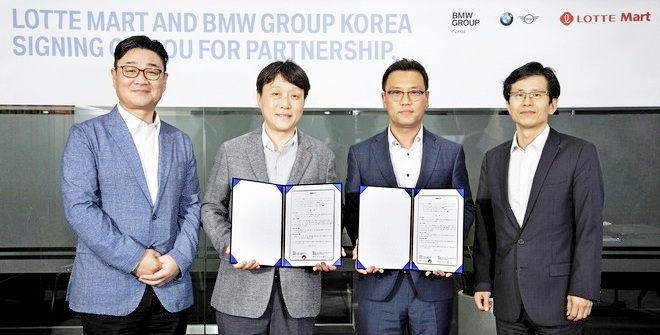 BMW 코리아는 롯데마트와 MOU를 체결하고, 마트에  AS센터를 개설한다. MOU 체결 장면. 사진=BMW 코리아