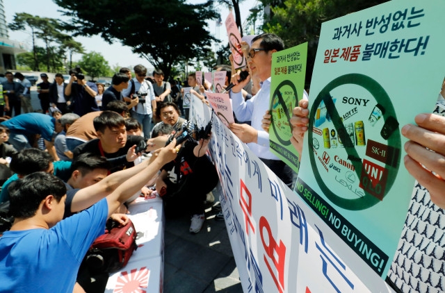 대한민국 중소상인, 자영업자들이 지난 5일 서울 종로구 일본대사관 앞에서 과거사 반성없는 무역보복 규탄, 일본산 제품 판매 전면 중단 기자회견을 하고 있다./뉴시스
