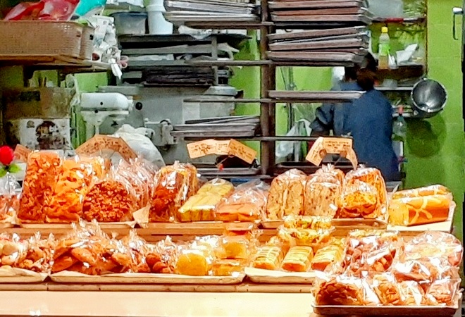 서울지하철 8호선 신흥역 인근 산성대로 구간에 자리한 동네 빵집. 24시간 영업으로 대기업 프랜차이즈 빵집과 경쟁하고 있다. 이곳 인근에는 4곳의 ‘P’ 빵집이 자리하고 있다. 사진=정수남 기자