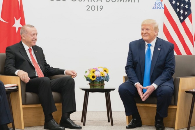 에르도안 터키 대통령과 도널드 트럼프 미국 대통령이 지난달 29일 일본에서 열린 G20 정상회의장에서 나란히 앉아있다. 사진=백악관