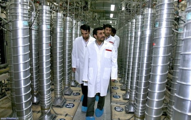 사진은 우라늄 농축시설 원심분리기를 돌아보고 있는 마흐무드 아흐마디네자드 이란 대통령.