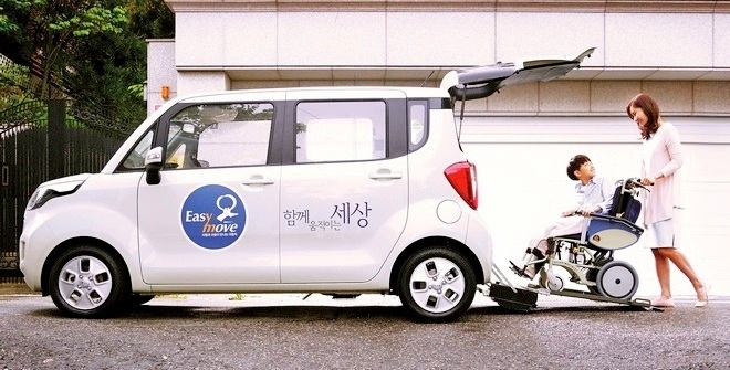 이지무브가 개발하고 제작한 후방 진입형 슬로프 차량인 기아차 레이. 사진=현대차