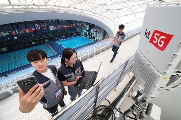 광주FINA세계수영선수권대회가 열리는 남부대학교 수영장에서 KT 직원들이 5G 네트워크를 점검하고 있다.(사진=KT)