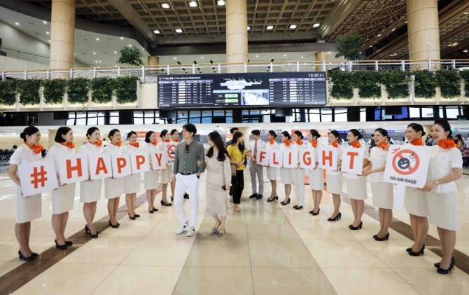 제주항공 신입 승무원들이 9일 오전 김포국제공항 국제선 카운터 앞에서 '해피 플라이트' 캠페인을 펼치고 있다. 사진=제주항공