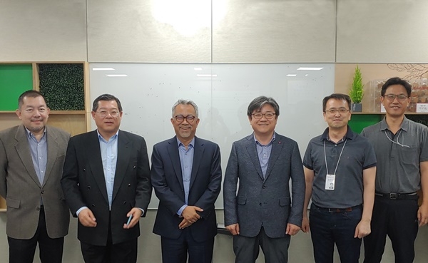 LG유플러스은 말레이시아 통신사업자 셀콤 이드함 나와위(Idham Nawawi) CEO(사진 왼쪽으로부터 3번째)를 비롯한 경영진이 LG유플러스 마곡사옥을 방문, U+5G를 벤치마킹하고 협력방안에 대해 논의했다고 밝혔다.(사진=LG유플러스)