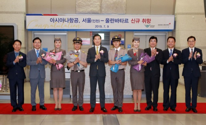 한창수 아시아나항공 사장(왼쪽 다섯 번째)과 임직원들이 9일 인천국제공항 제1여객터미널에서 열린 아시아나항공 울란바타르 취항식에 참석해 기념촬영을 하고 있다. 사진=아시아나항공