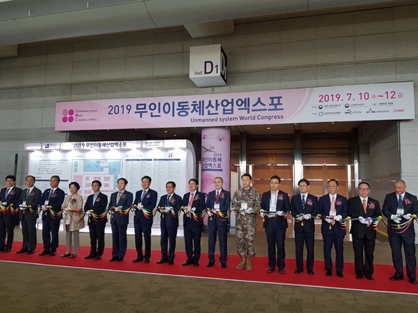 10일 서울 코엑스에서 개최된 2019 무인이동체산업엑스포에 참가한 주요 인사들이 개막 기념식을 진행하고 있다. (사진=글로벌이코노믹 박수현기자)