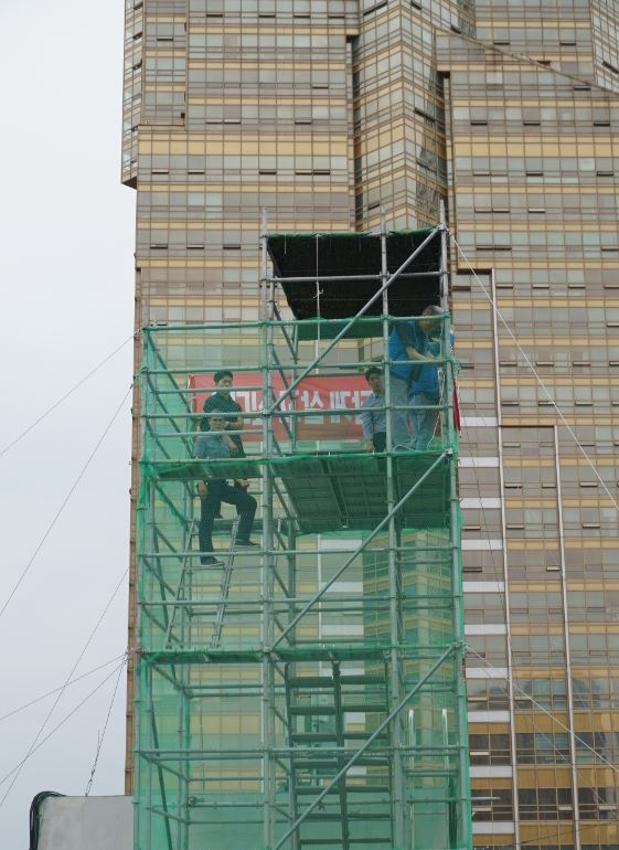 정복문(맨 오른쪽) 잠실주공5단지 조합장이 옥상철탑에 올라가 피켓 시위를 벌이고 있다. 사진=김하수 기자