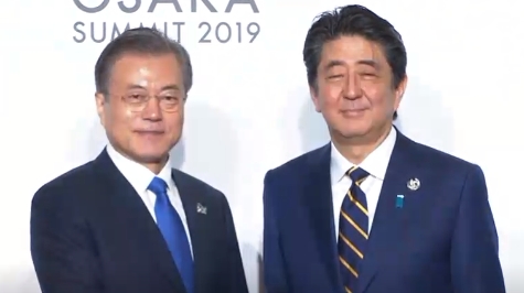 문재인 대통령과 일본아베 총리의 모습. 미국 국무부는  한일 경제전쟁  중재할 뜻이 없음을 분명히 밝혔다.