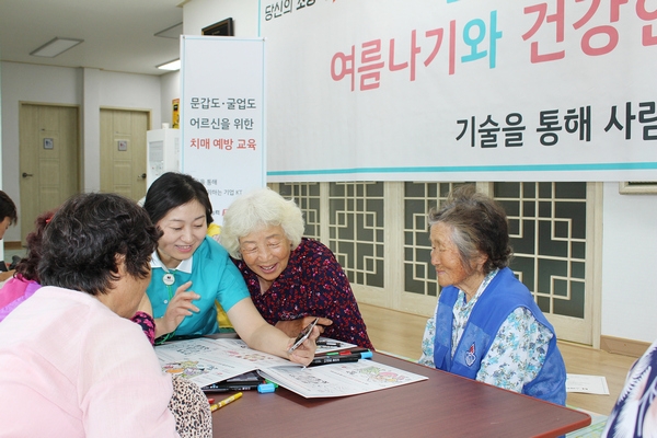 9일 문갑도 마을회관에서 KT IT서포터즈 정영애 선생님이 마을주민을 대상으로 치매예방교육을 실시하고 있다.(사진=KT)