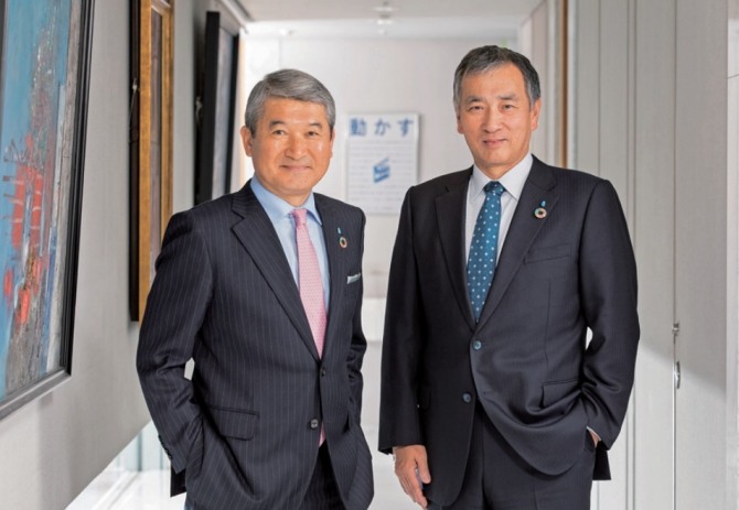 쇼와덴코 이치가와 히데오 회장(왼쪽)과 모리카와 고헤이 대표 이사 겸 최고경영자(CEO). 사진=쇼와덴코 2018년 실적보고서