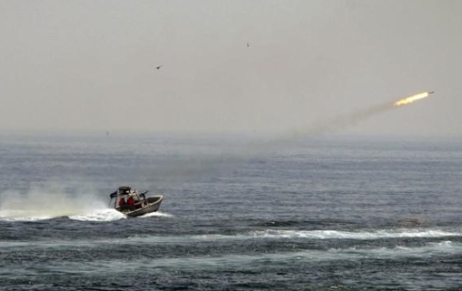 사진은 이란 혁명수비대의 수상함 공격훈련 모습.