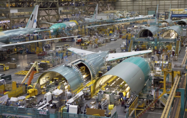 사진은 미국 워싱턴 주 에버렛 공장의 보잉사의 비행기 생산라인. 