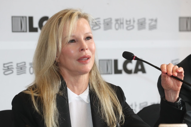 11일 오전 서울 중구 플라자호텔에서 열린 '동물보호법 일부개정법률안(동물 임의도살금지법) 심사 및 통과 촉구를 위한 공동 기자회견'에서 배우 킴 베이싱어가 취재진의 질문에 답하고 있다. /연합뉴스