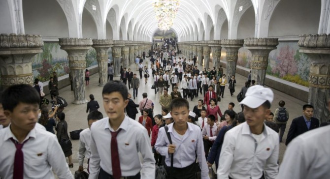북한 인구가 한국의 절반인 2550만 명, 평균수명은 한국보다 12살 작다는 미국 통계청의 통계가 나왔다. 사진은 출근길 평양시민의 모습. 사진=로이터
