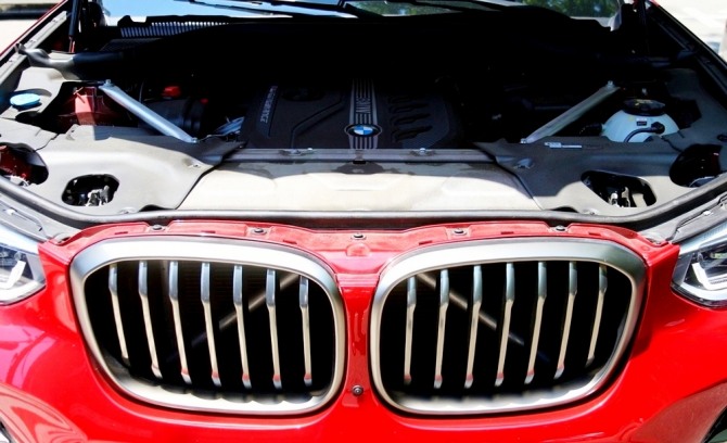 3.0 디젤 엔진은 M브랜드가 튜닝하면서 최고 출력 326마력, 최대 토크 69.4㎏·m의 강력한 성능을 과시한다. BMW의 패밀리룩인 키드닐그릴이 커졌다. 사진=정수남 기자