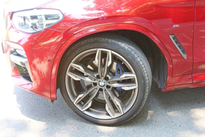 편평비 45%의 스포츠 타이어와 M 배지가 M40d 성능을 말해주고 있다. 대형 LED 헤드라이드 역시 차량 정면부의 고급감을 부각한다. 사진=정수남 기자