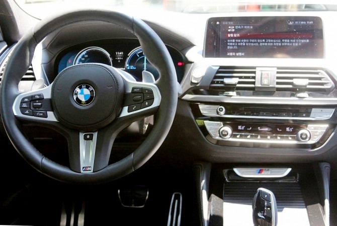 M40d의 센터페시아가 운전자 쪽으로 살짝 기울어지면서 1열은 운전자 편의를 극대화하는 모습으로 바뀌었다. 사진=정수남 기자