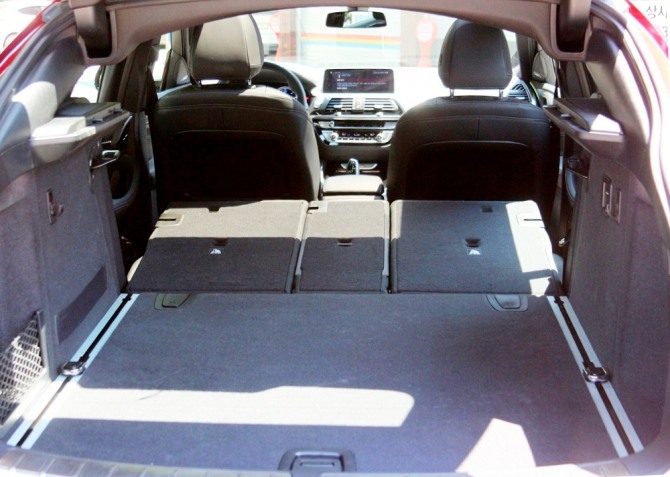 M40d는 가족나들이가 많은 운전자를 위해 2열 시트는 4대 2대 4로 접을 수 있다. 사진=정수남 기자