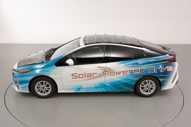 태양광 패널을 탑재한 도요타자동차의 PHV 프리우스.
