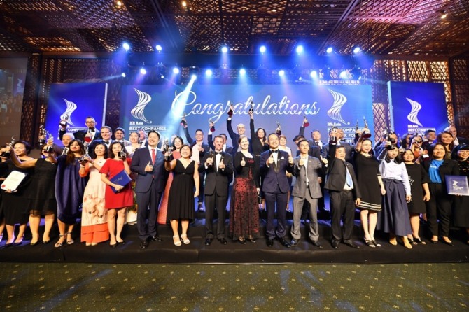 HR 아시아 매거진 선정 '2019 가장 일하기 좋은 기업' 시상식에서 수상자들이 기념사진을 찍고 있다. 사진=비엣젯항공