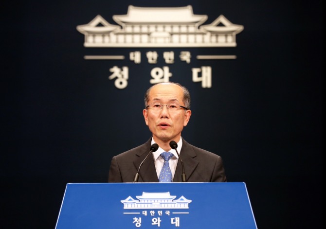 김유근 국가안전보장회의 사무처장이 12일 청와대 춘추관에서 일본 수출규제 조치 관련 브리핑을 하고 있다./뉴시스 