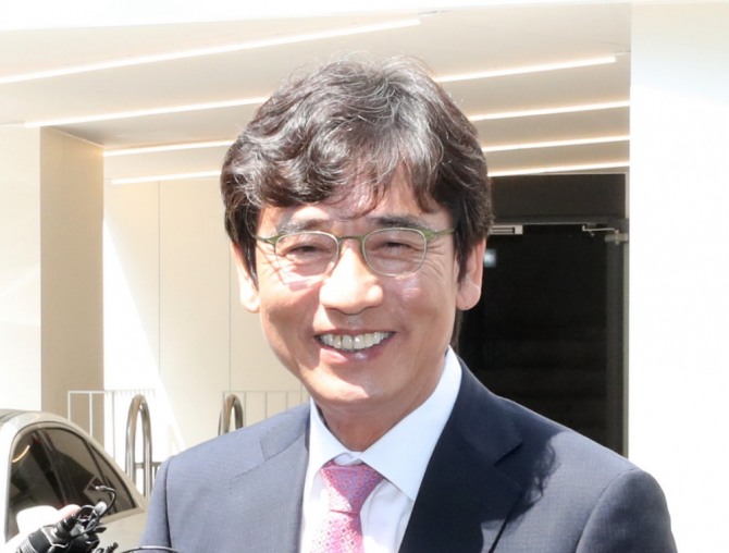 유시민 노무현재단 이사장이 지난달 3일 오전 홍준표 전 자유한국당 대표와 유튜브 '홍카레오(홍카콜라+알릴레오)' 맞짱토론 녹화를 위해 서울 강남의 한 스튜디오에 도착해 인터뷰하고 있다. /뉴시스