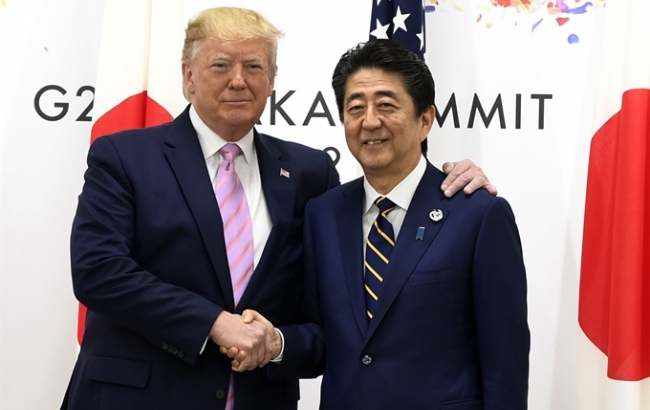 도널드 트럼프 미국 대통령과 아베 신조 일본 총리가 지난달 28일 오사카에서 주요 20개국(G20) 정상회의 개막에 앞서 미일 정상회담을 열고 악수하고 있다.
