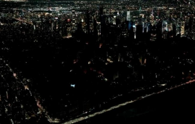 13일(현지시각) 뉴욕 맨해튼 일대에서 발생한 정전으로 도심 일대가 암흑으로 변했다.