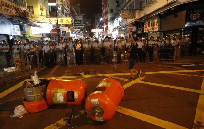 사진은 지난 7일 카오룽(九龍)반도에서 발생한 대규모시위를 저지하기 위해 방어선을 치고 있는 경찰.